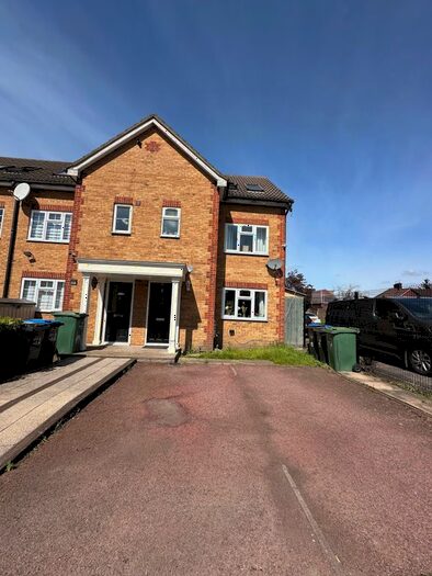 4 Bedroom End Of Terrace House To Rent In Veals Mead, Mitcham, CR4