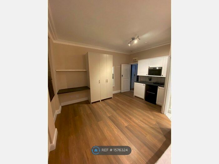 Studio To Rent In Balham High Road, London, SW17