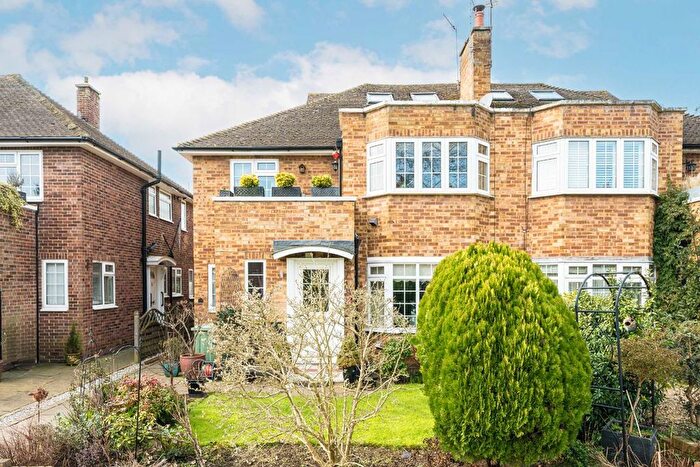 2 Bedroom Flat To Rent In Bishops Close, Ham, Richmond, TW10