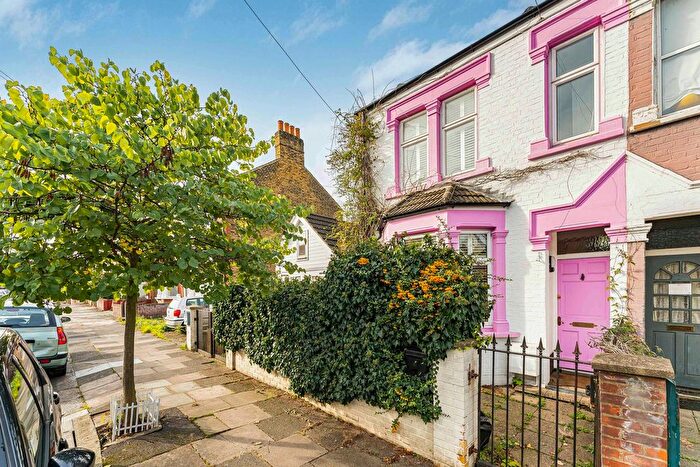 4 Bedroom Semi-Detached House To Rent In Moffat Road, Palmers Green, N13