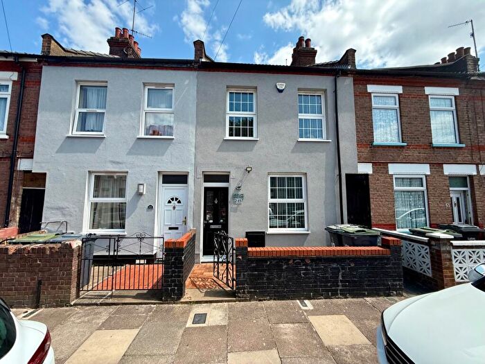 3 Bedroom Terraced House To Rent In Malvern Road, LU1