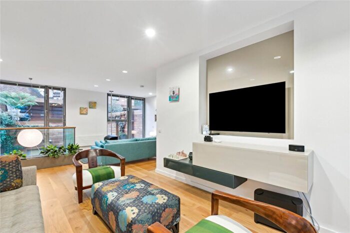 3 Bedroom End Of Terrace House To Rent In Peacock Place, Islington, N1