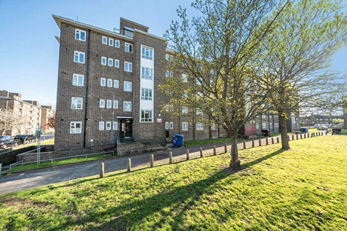 3 Bedroom Apartment For Sale In Restons Crescent, London, SE9