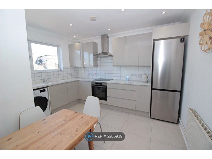 3 Bedroom Maisonette To Rent In Longberrys, London, NW2