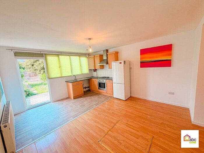 2 Bedroom Flat To Rent In Fitzstephen Road, Dagenham, Uk, RM8