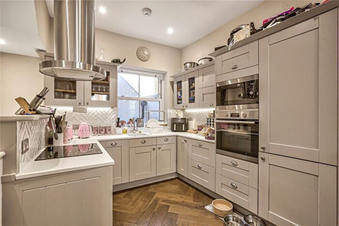 2 Bedroom Flat To Rent In Munster Road, London, SW6