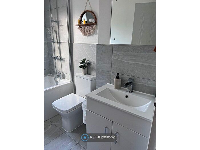 1 Bedroom Flat To Rent In Amber Grove, Brent Cross, NW2