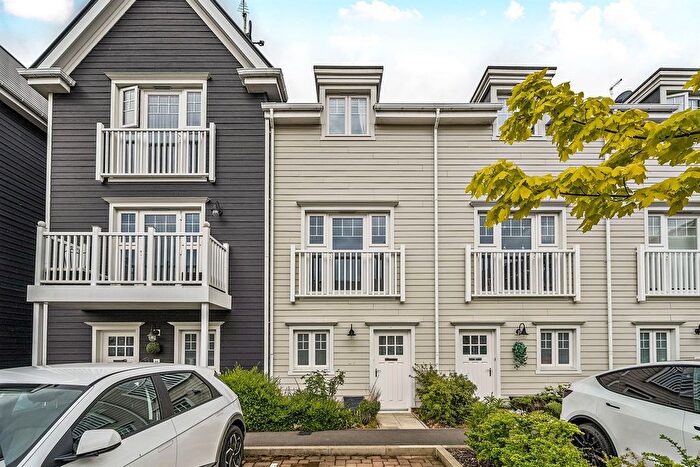 3 Bedroom Town House To Rent In Sunapee Road, Reading, RG2