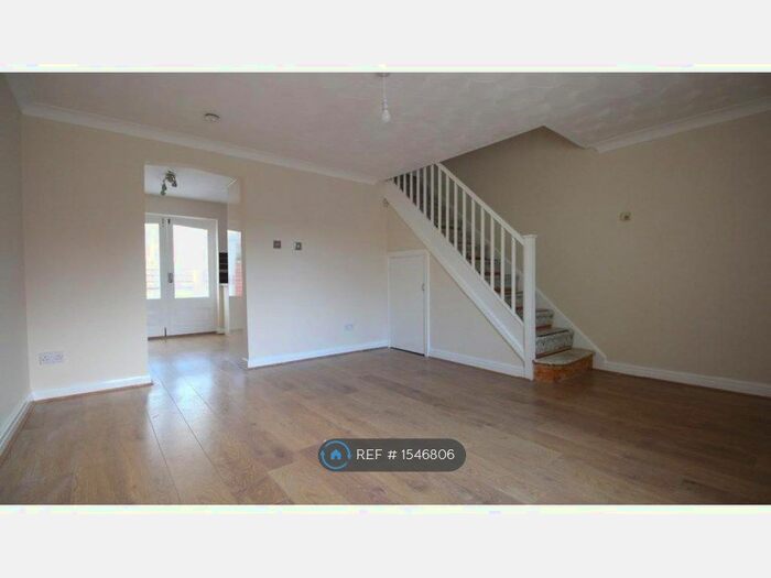 3 Bedroom Semi-Detached House To Rent In Broadstone Way, York, YO30