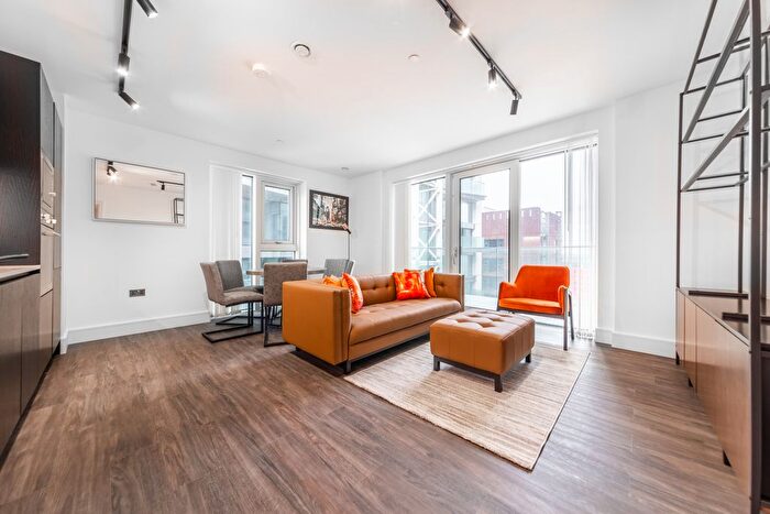 3 Bedroom Flat To Rent In Victoria Road, Acton, W3