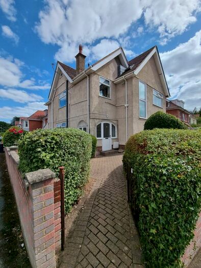 3 Bedroom Flat To Rent In Queens Park Gardens, Bournemouth, BH8