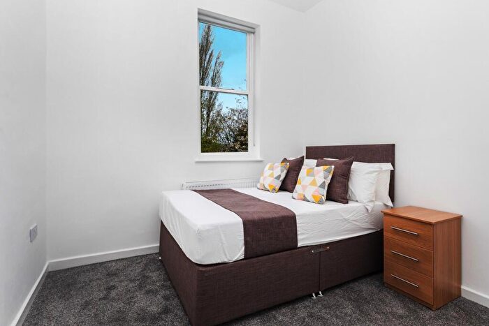 2 Bedroom Flat For Sale In Waterloo Crescent, Nottingham, Nottinghamshire, NG7