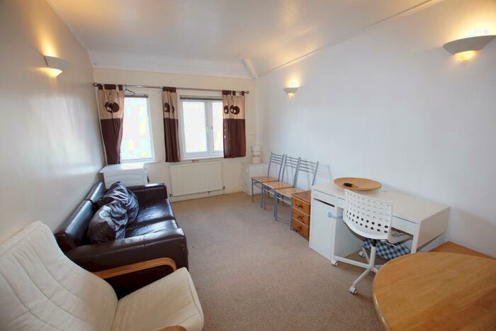 1 Bedroom Flat To Rent In Oak Tree Lane, B29