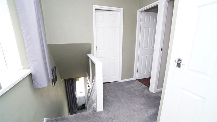 3 Bedroom Town House For Sale In Farm Hill Road, Idle, Bradford, BD10