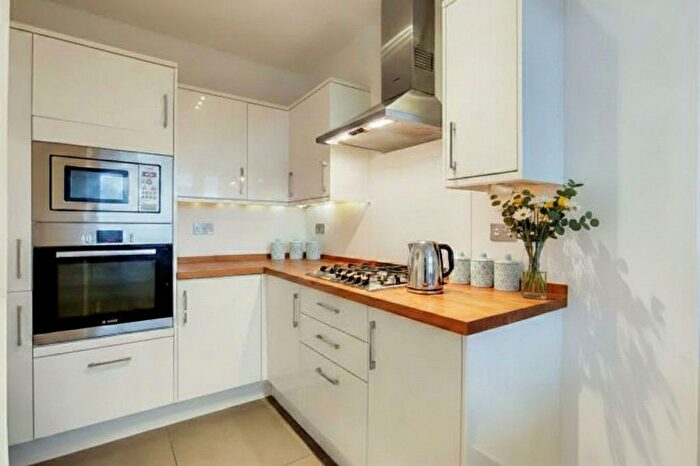 3 Bedroom Flat To Rent In Romayne House, Gauden Road, Clapham, SW4