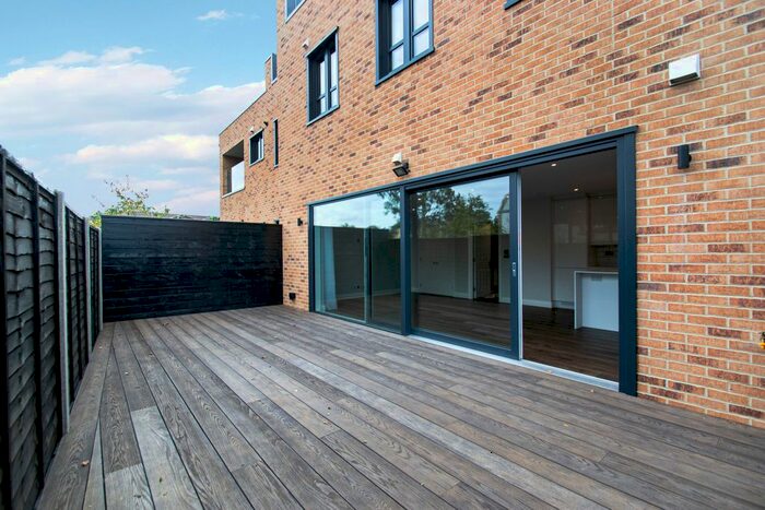 3 Bedroom Maisonette To Rent In Robinson Road, Tooting, London, SW17