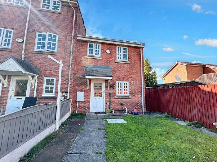 3 Bedroom Semi-Detached House For Sale In Glenmuir Close, Irlam, M44