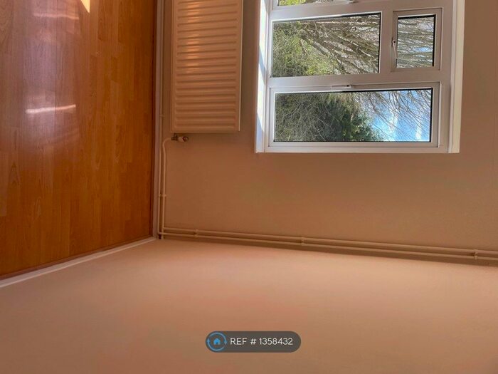 1 Bedroom Flat To Rent In Pound Road, Banstead, SM7