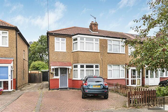 3 Bedroom End Of Terrace House For Sale In Inverness Avenue, Enfield, EN1