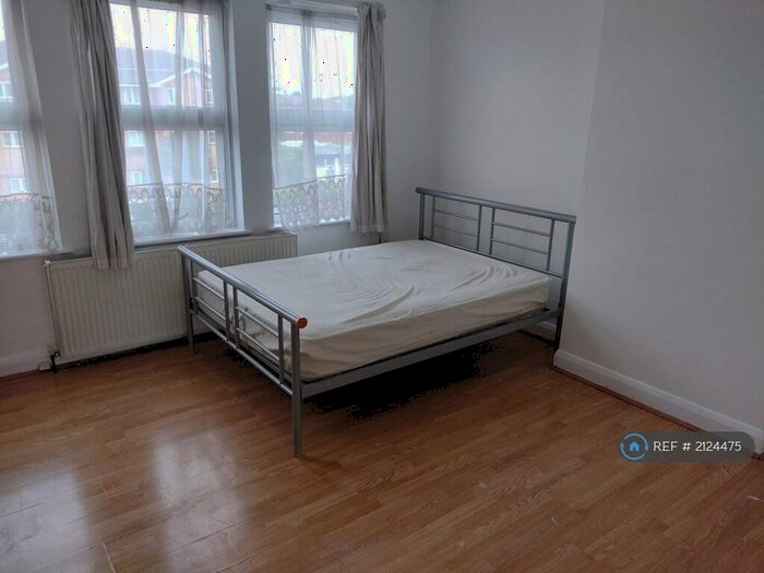 3 Bedroom Flat To Rent In Honeypot Lane, Stanmore, HA7