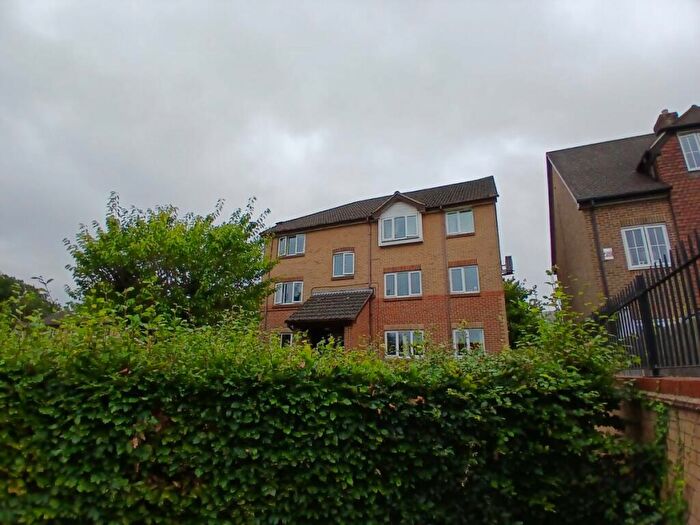 2 Bedroom Apartment To Rent In Abbots Rise, Redhill, RH1