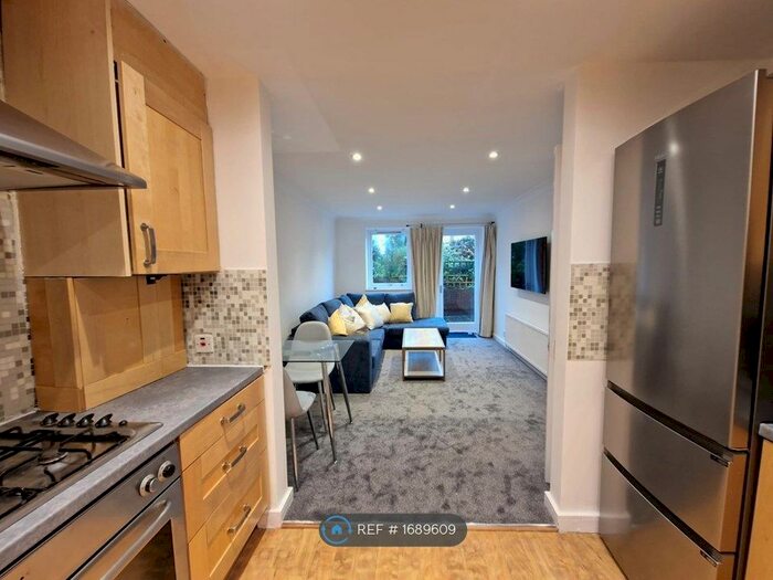 2 Bedroom Flat To Rent In Geneva Court, London, SW15