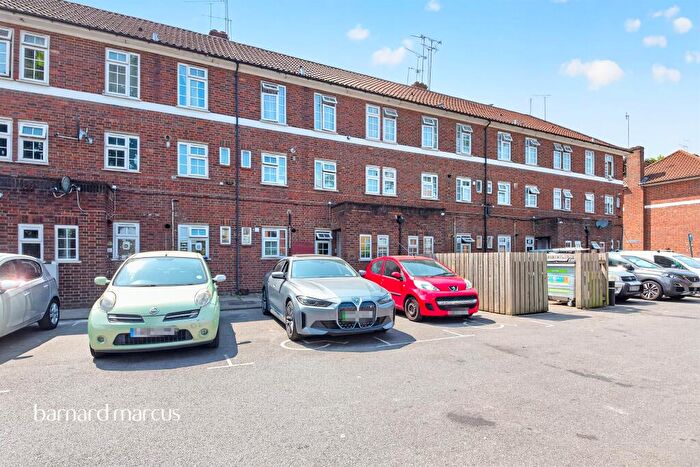 2 Bedroom Maisonette For Sale In Sheaveshill Court, The Hyde, London, NW9