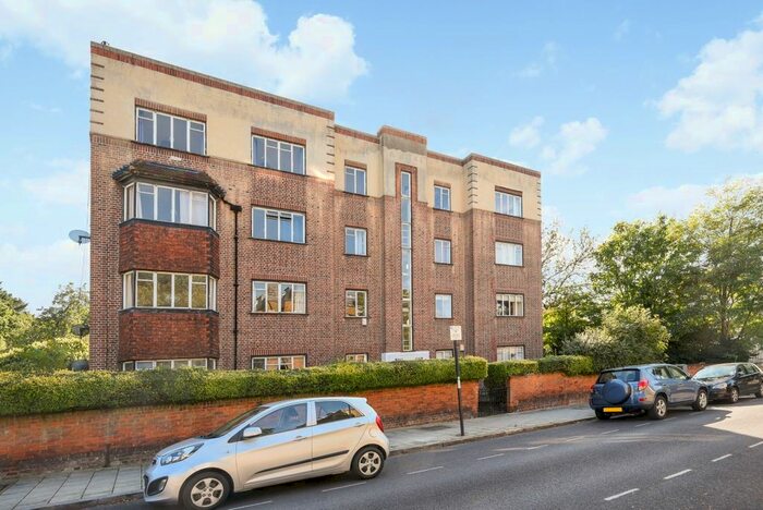 3 Bedroom Flat To Rent In West Road, London, SW4