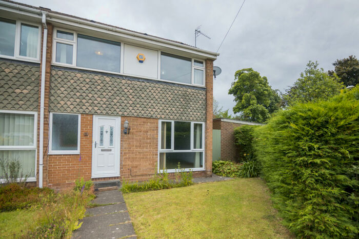 3 Bedroom Town House To Rent In Brookhill Close, Leeds, West Yorkshire, LS17