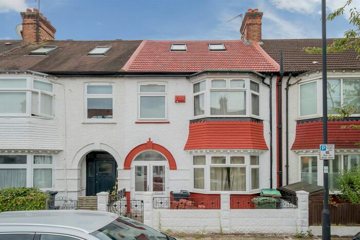 3 Bedroom Flat To Rent In Claverdale Road, London, SW2