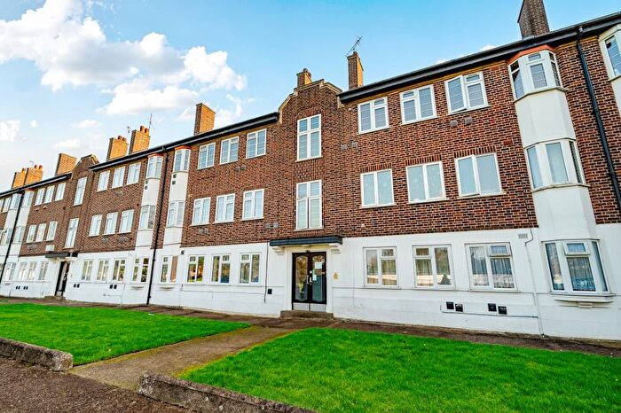 2 Bedroom Flat For Sale In Osterley Court, Isleworth, TW7