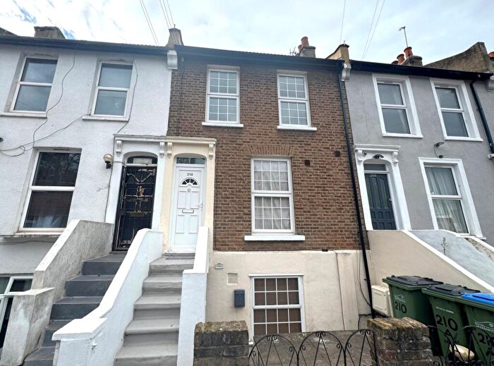 2 Bedroom Maisonette For Sale In Congleton Grove, Woolwich, SE18
