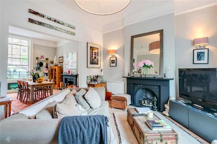 2 Bedroom Flat To Rent In Chepstow Road, London, W2