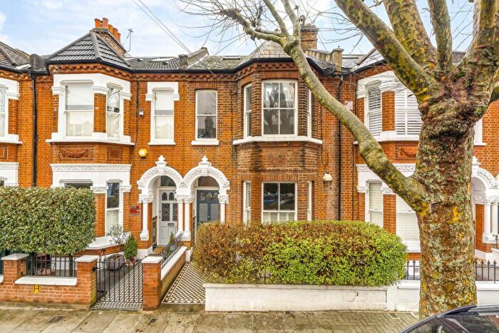 2 Bedroom Flat For Sale In Culmstock Road, London, SW11