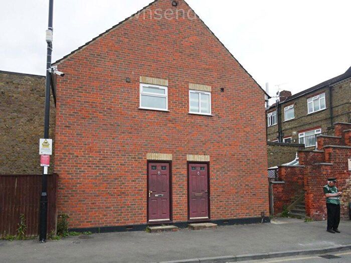 2 Bedroom Maisonette To Rent In Windsor Close, Northwood, HA6