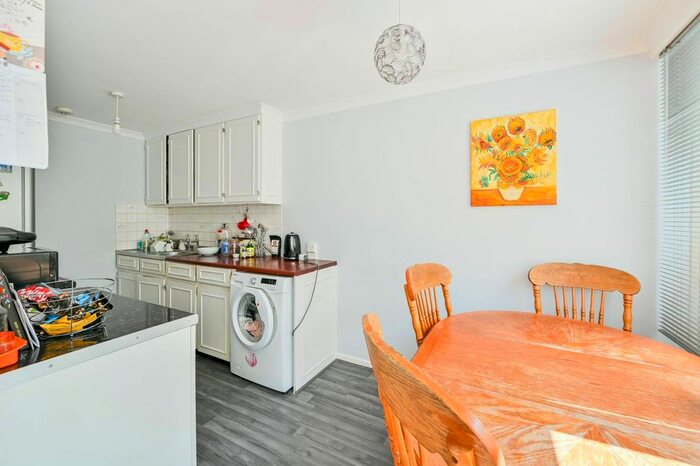 2 Bedroom Maisonette To Rent In Albany Road, Elephant And Castle, London, SE5