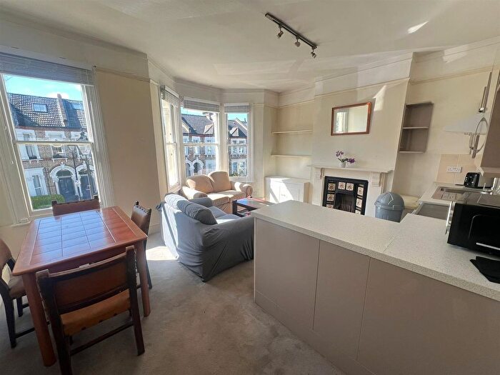 3 Bedroom Flat To Rent In Holmewood Road, Brixton Hill, SW2