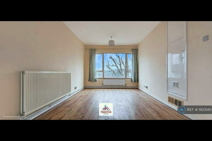 2 Bedroom Flat To Rent In Dale Court, London, E18