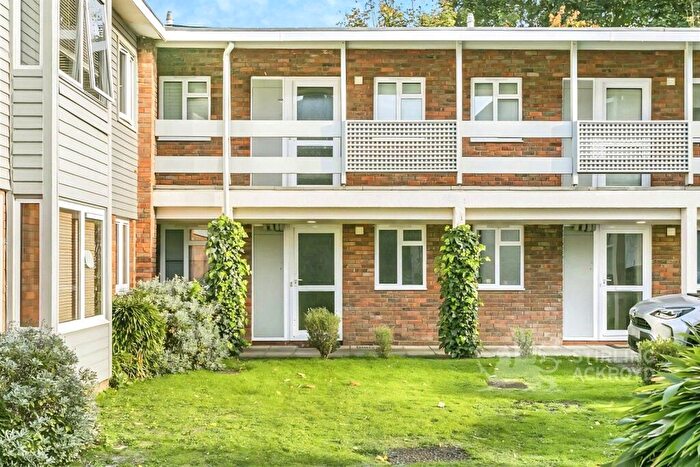 1 Bedroom Maisonette For Sale In Cross Lanes, Guildford, Surrey, GU1