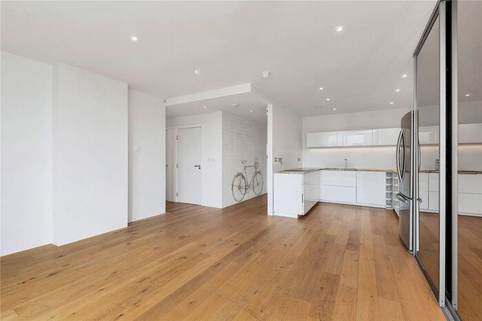 2 Bedroom Flat For Sale In Kingfisher Way, Cambridge, Cambridgeshire, CB2