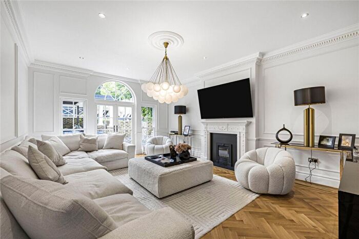 4 Bedroom Detached House For Sale In Oaklands Road, Totteridge, London, N20