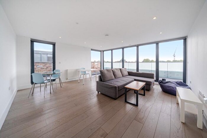 3 Bedroom Flat To Rent In St. John's Hill, London, SW11