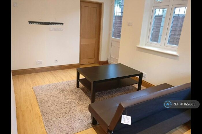 Studio To Rent In North Park, Iver, SL0