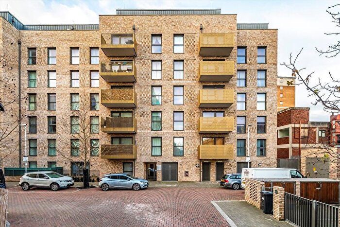 2 Bedroom Flat For Sale In Selbourne Avenue, Hounslow, TW3