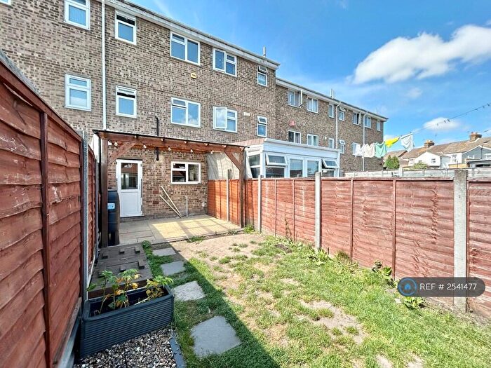 4 Bedroom Terraced House To Rent In Periwinkle Close, Sittingbourne, ME10