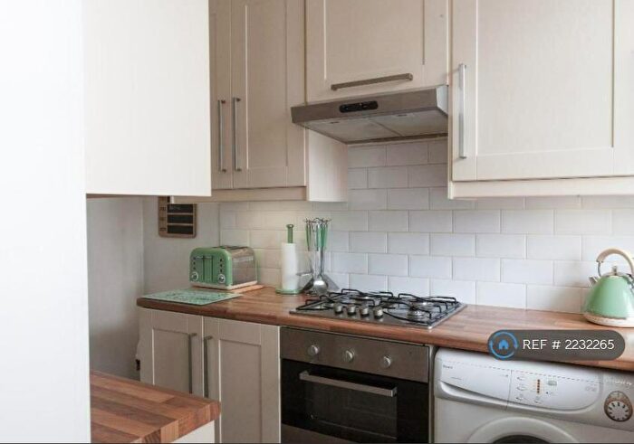2 Bedroom End Of Terrace House To Rent In Rosemont Grove, Leeds, LS13