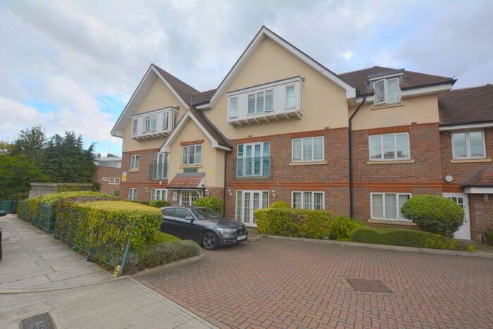 2 Bedroom Flat To Rent In Great North Way, London, NW4