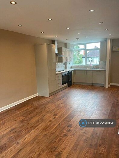 2 Bedroom Maisonette To Rent In Lyndwwood Court, Leicester, LE2