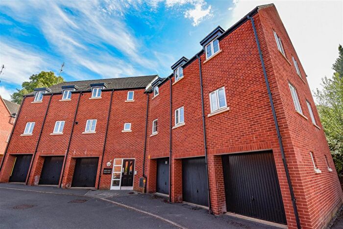 2 Bedroom Flat For Sale In Phelps Mill Close, Dursley, GL11