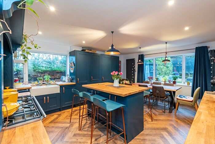 4 Bedroom Detached House For Sale In Furlong Road, Westcott, RH4